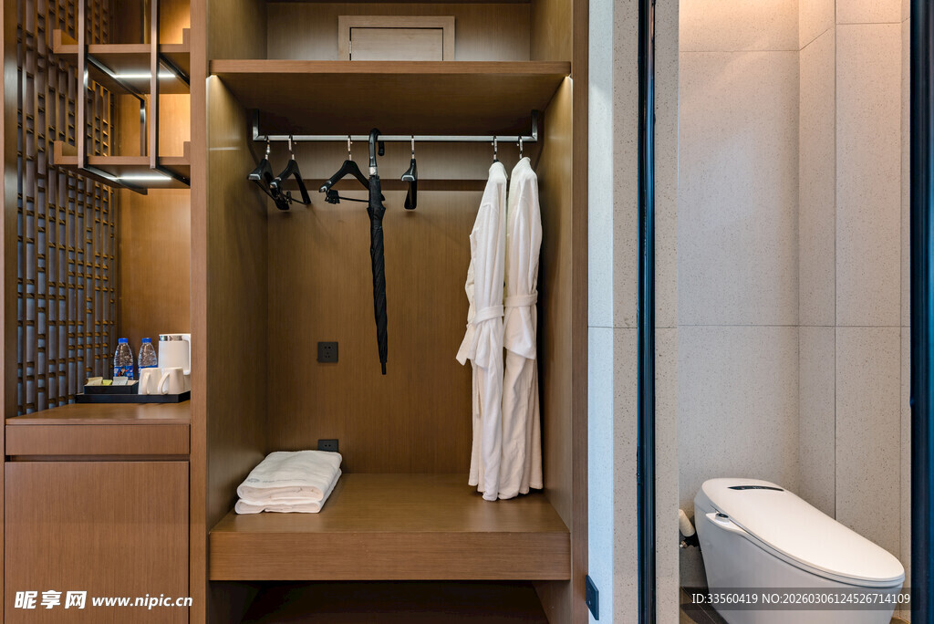 现代简约风衣柜卫浴一角