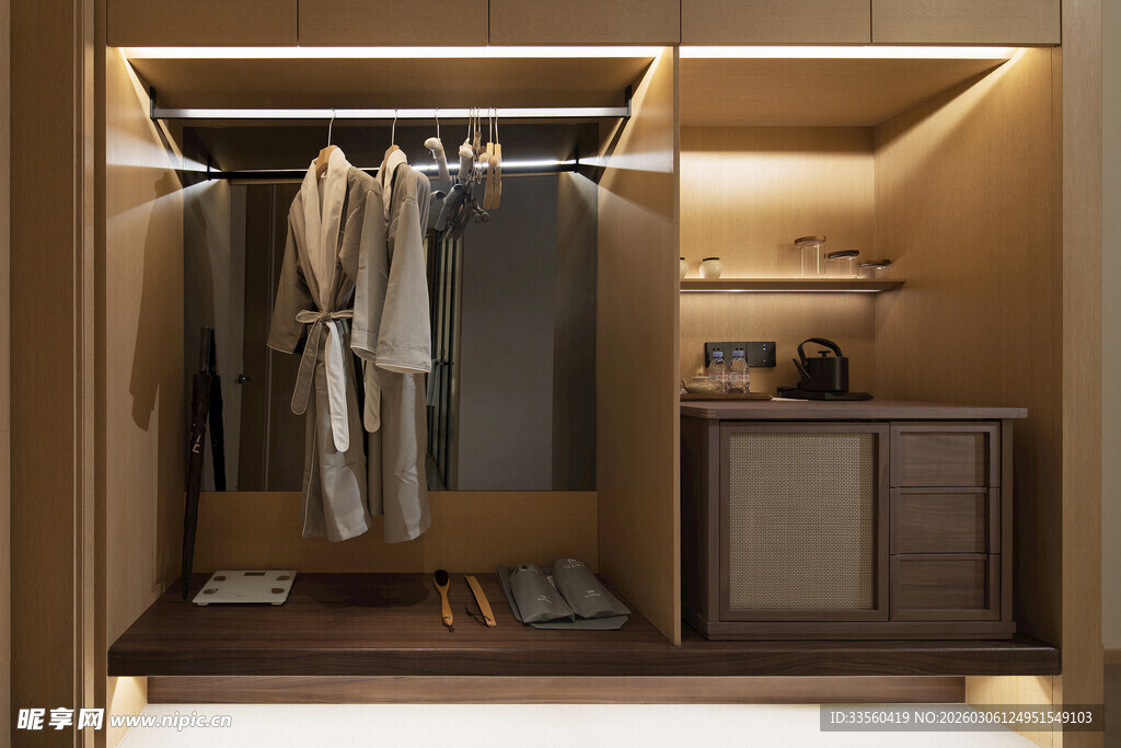 现代简约风格木质衣帽间