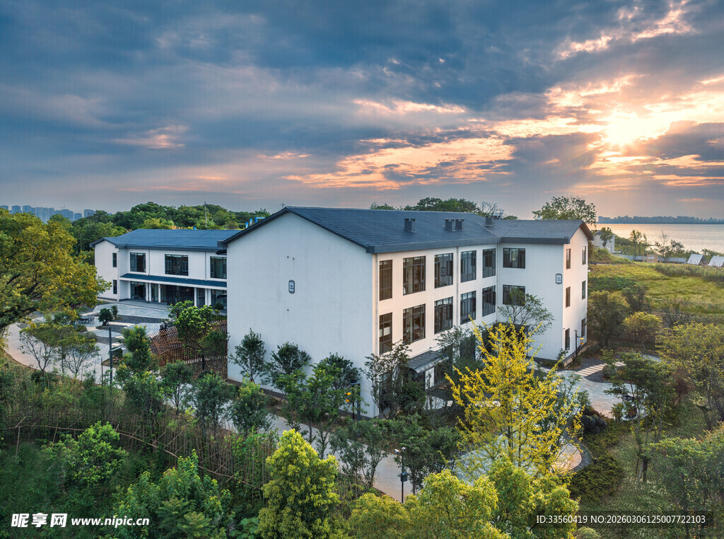 湖畔白楼映晚霞美景