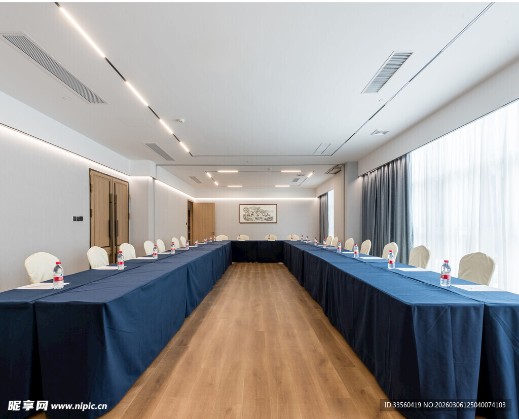 宽敞整洁的会议室场景