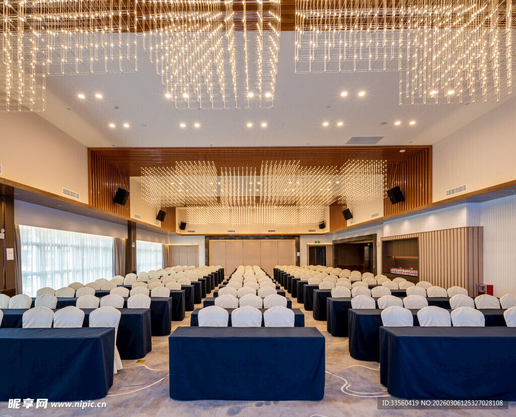 宽敞整洁的大型会议室