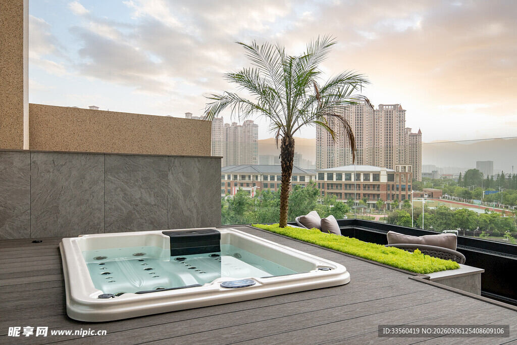 屋顶露台的豪华按摩浴缸