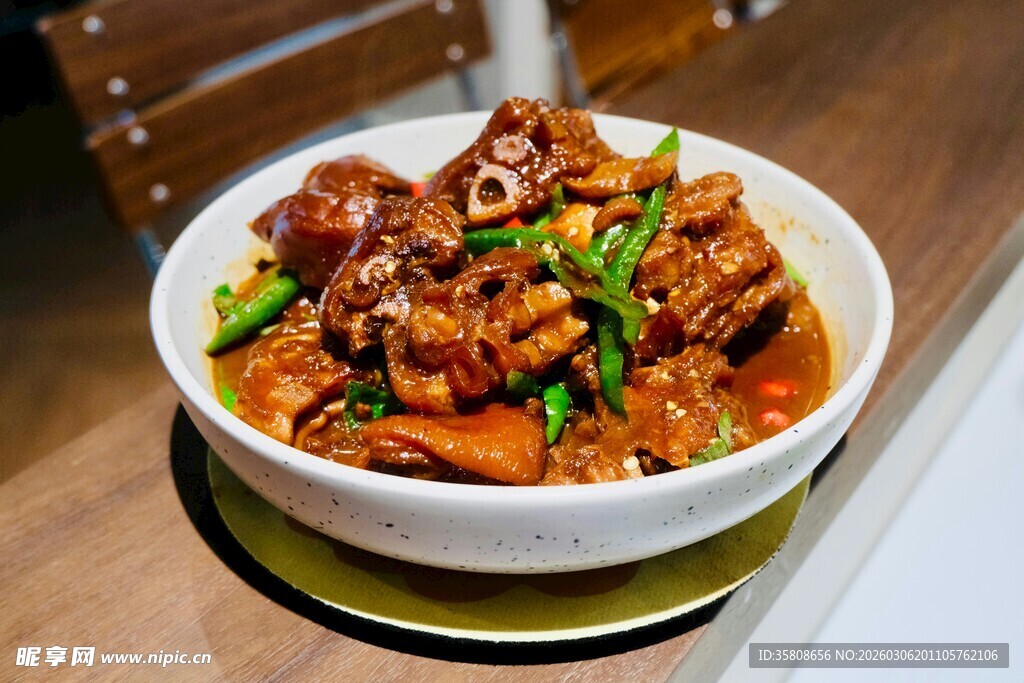 红烧排骨配青椒