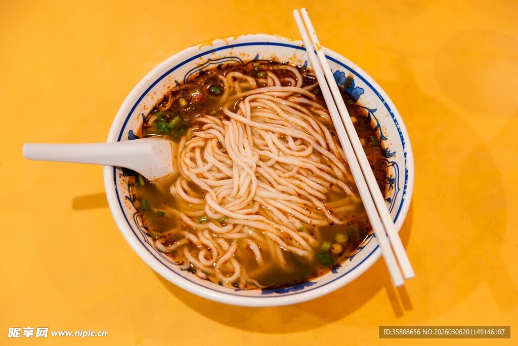 一碗美味热汤面