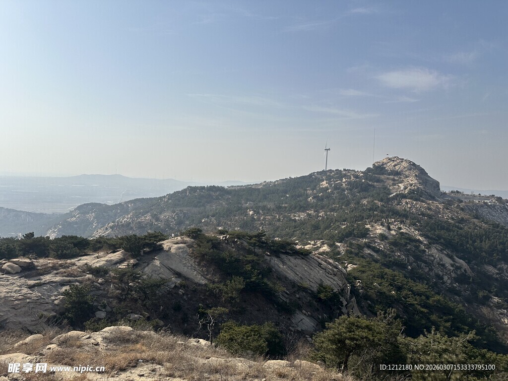 山峦葱郁的壮美自然风光