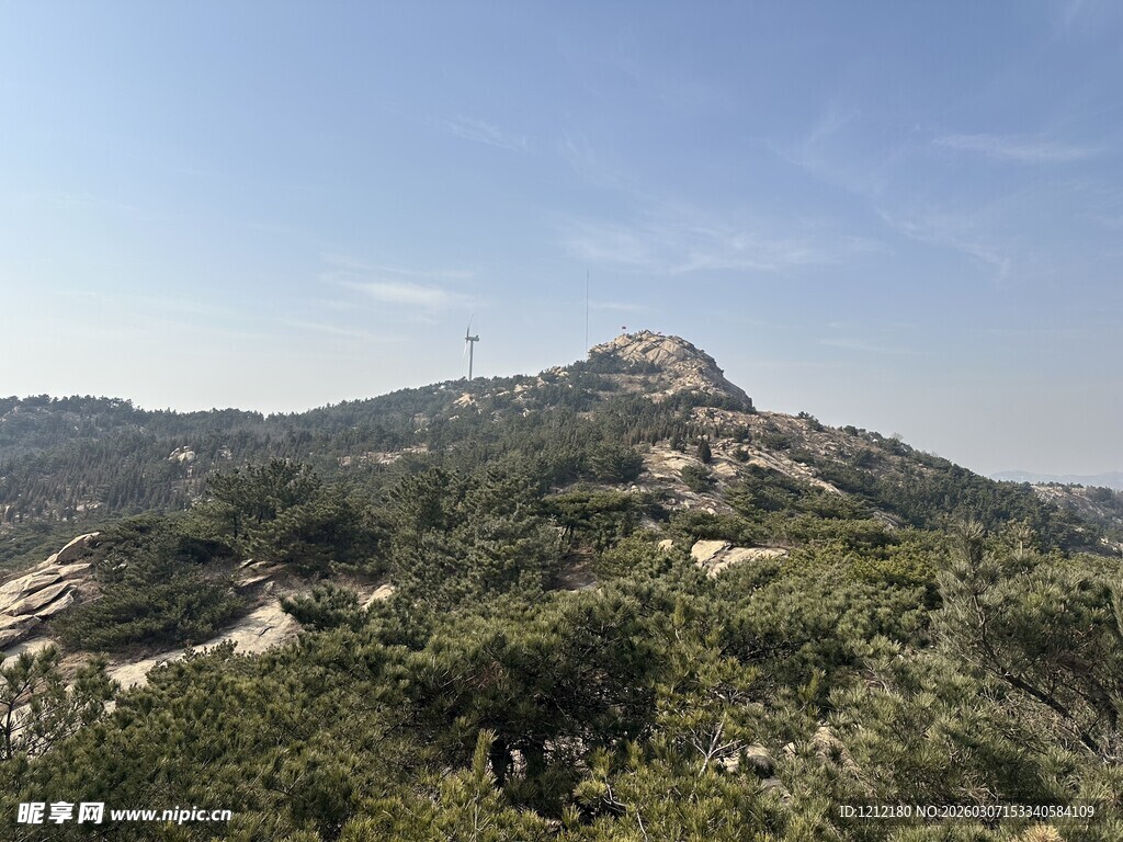 山峦葱郁的美丽自然景观