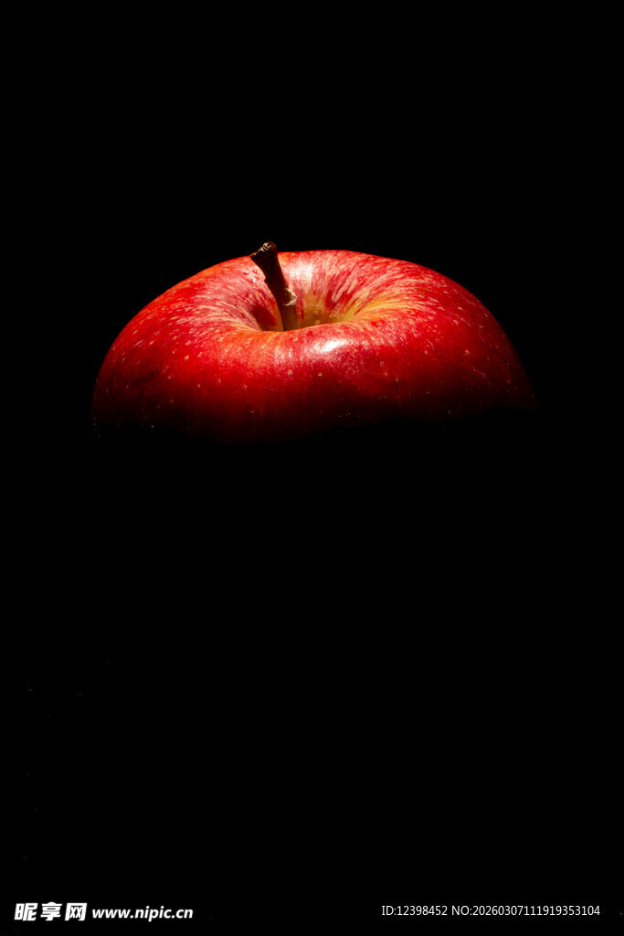 黑背景下的红苹果