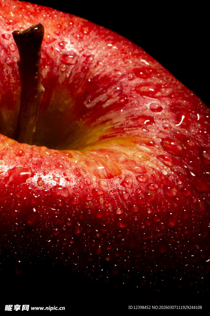 红亮带水珠的新鲜苹果