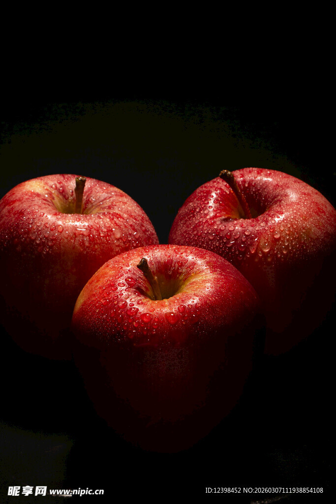 四个红苹果特写