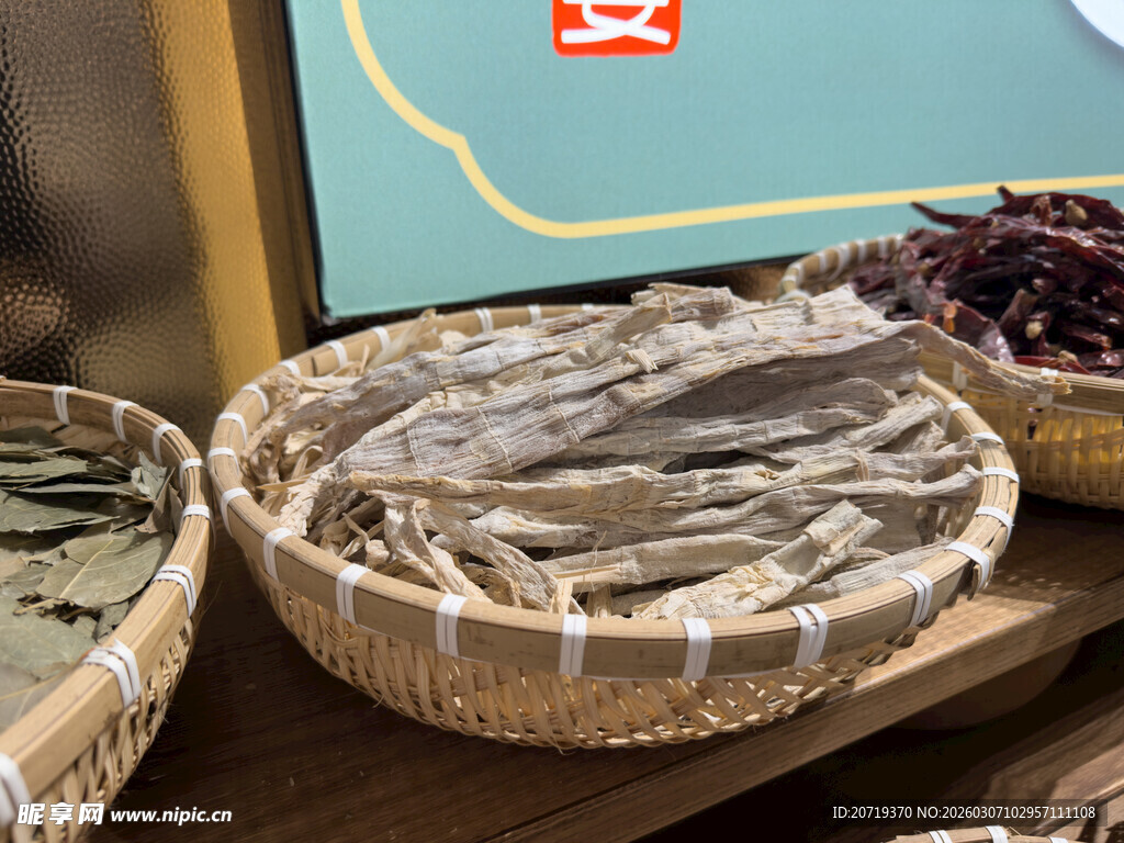 传统竹篮中的笋干
