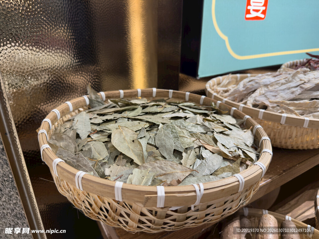 竹篮中的干制香叶