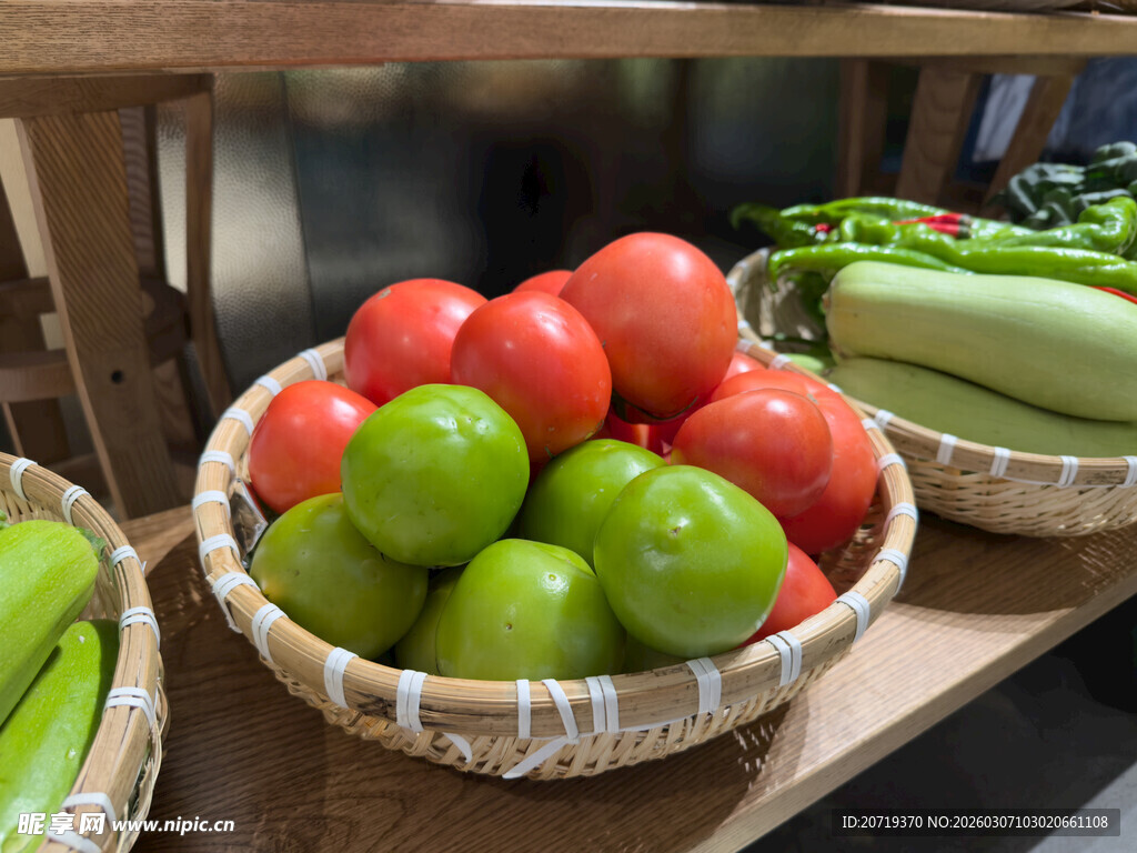 竹篮里的多彩新鲜蔬果
