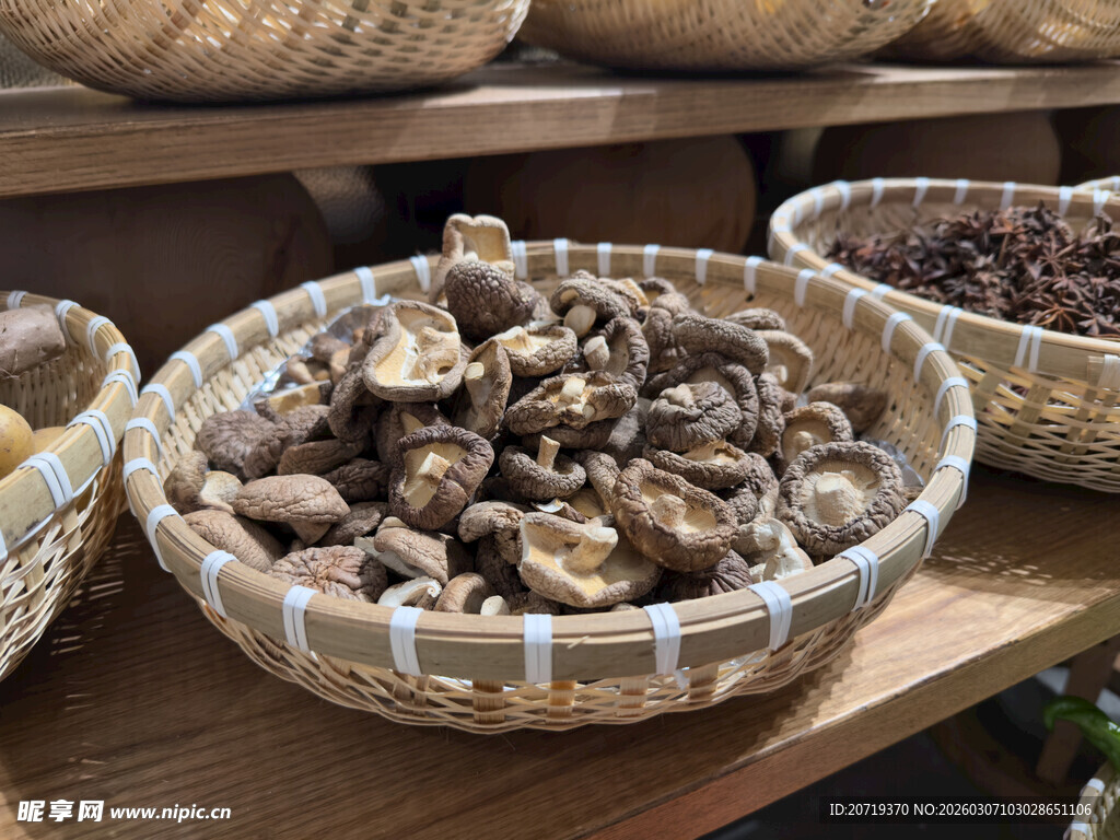 木篮中的新鲜香菇干货