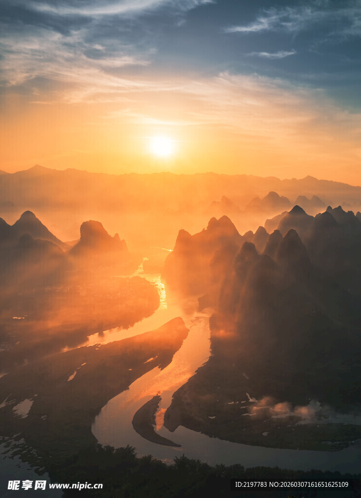 日出下蜿蜒河流与山峦