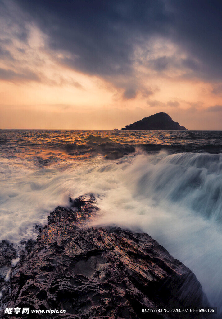 海边黄昏海浪拍打礁石