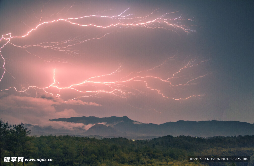 山间闪电划破绚丽天空