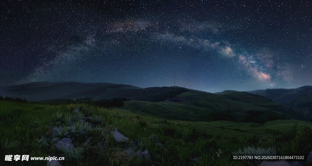 夜空下的草原与绚烂星空