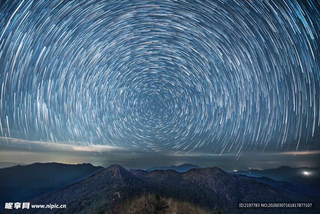 星空星轨下的壮丽山峦