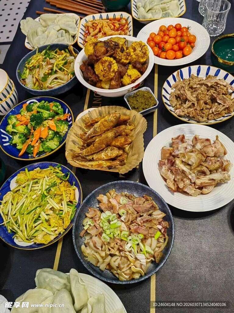 丰盛中式菜肴摆桌