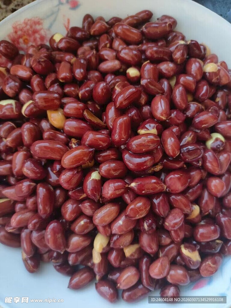 一盘饱满的红花生米