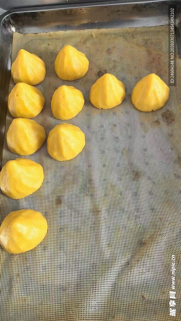 烤盘上的黄色烘焙小点心