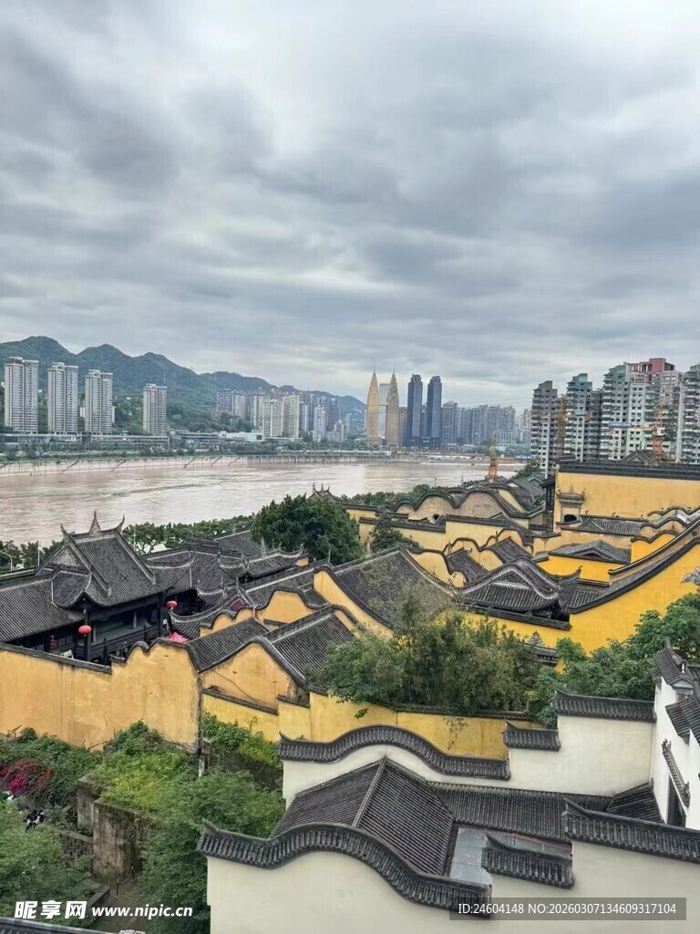 江边古建筑与现代建筑相映