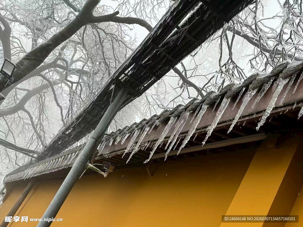 屋檐下晶莹剔透的冰凌