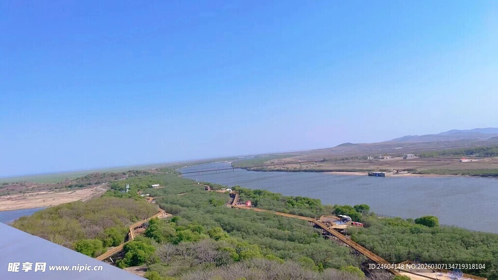 俯瞰广阔河岸风光