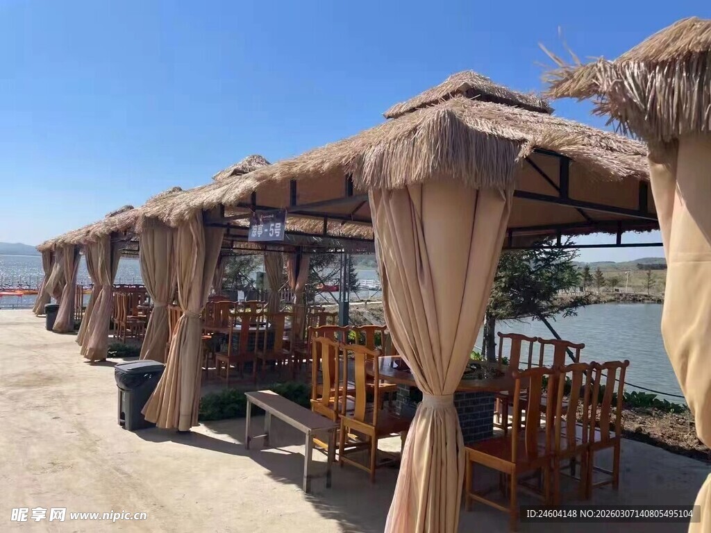 海滨茅草遮阳休闲用餐区