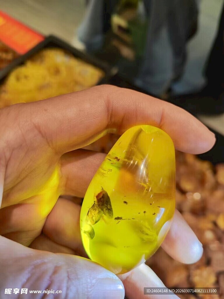 手持黄色琥珀特写