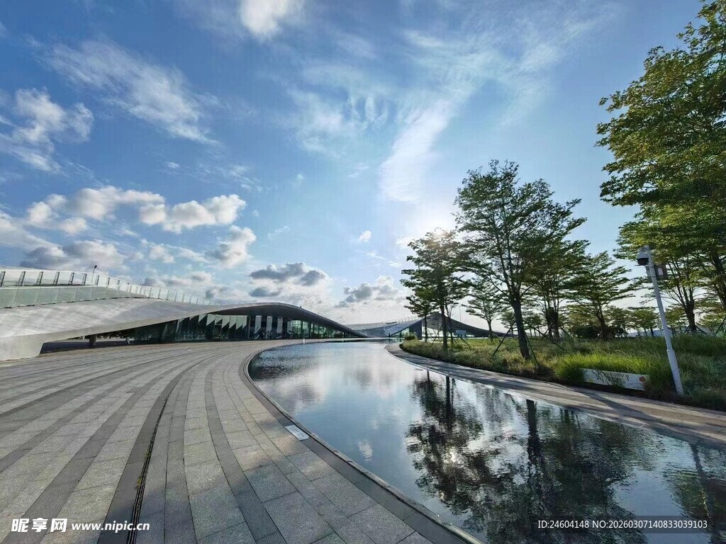 现代户外景观水池与步道