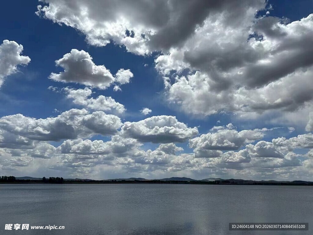 蓝天白云下的平静湖水