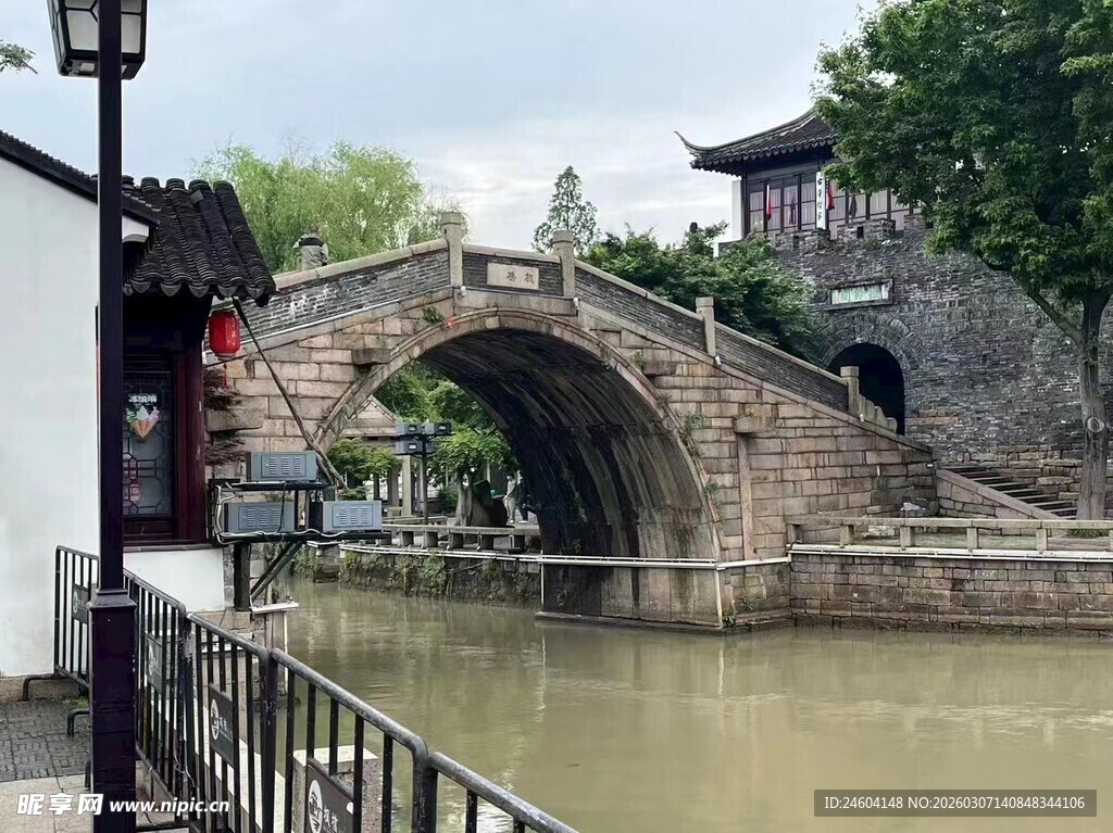 江南古桥横跨悠悠河水