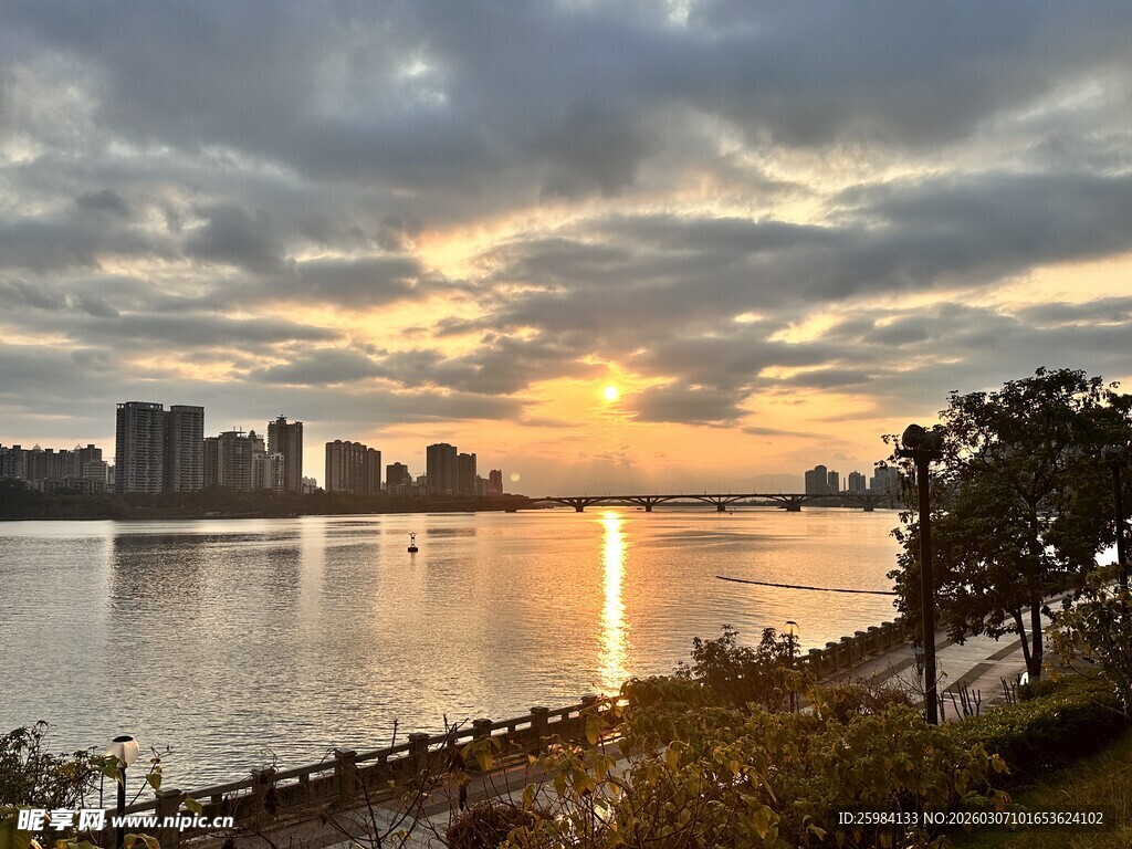 清远黄昏下的江景