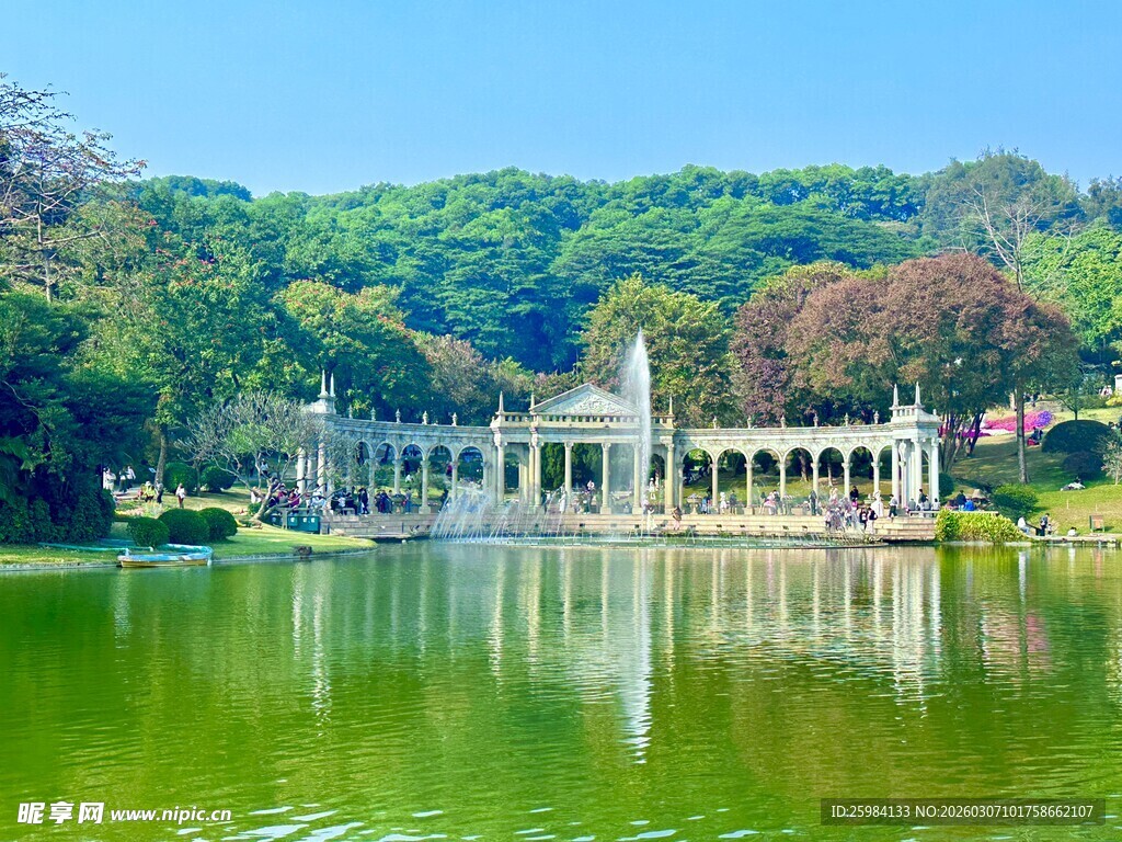 湖畔古典建筑美景