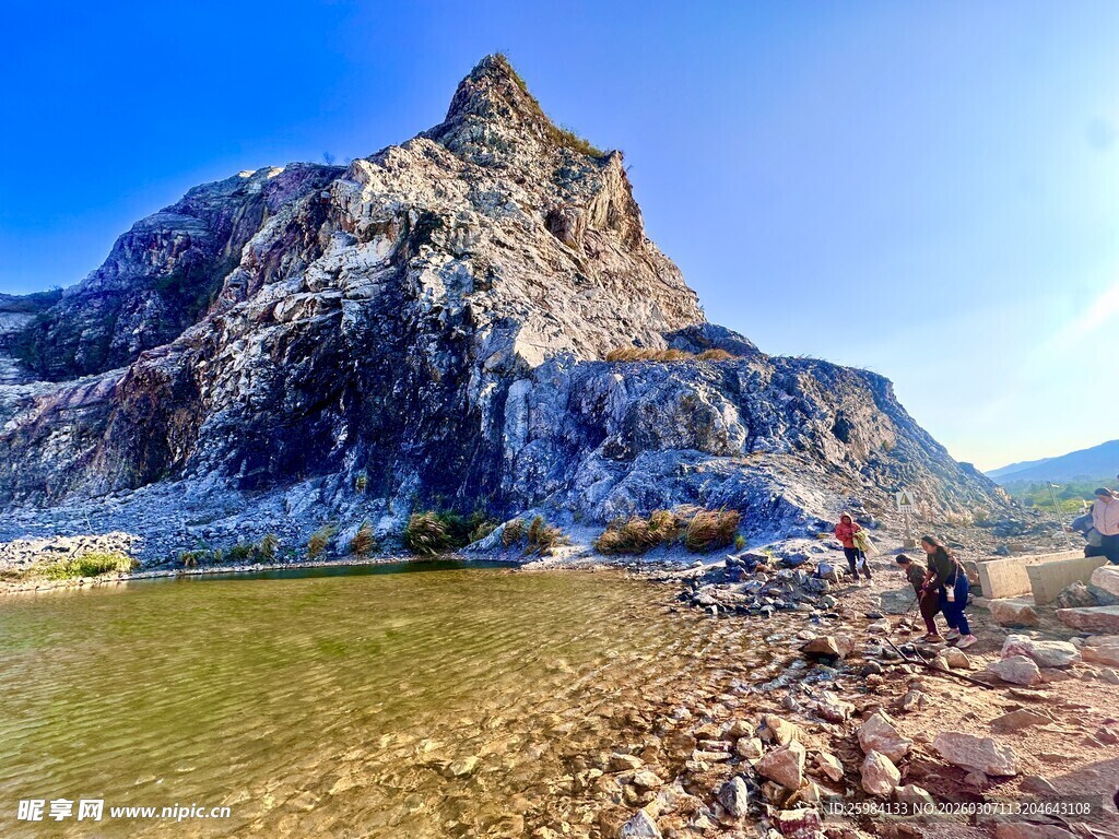 阳光下的浮日蓝矿