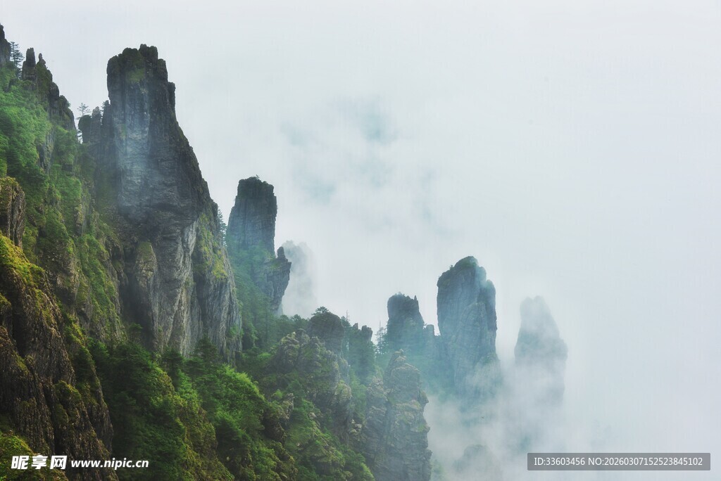 云雾缭绕的壮丽山峰景观