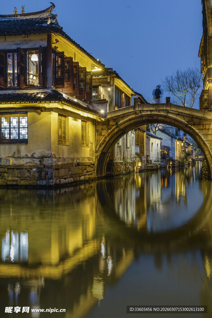江南水乡夜景古桥倒影