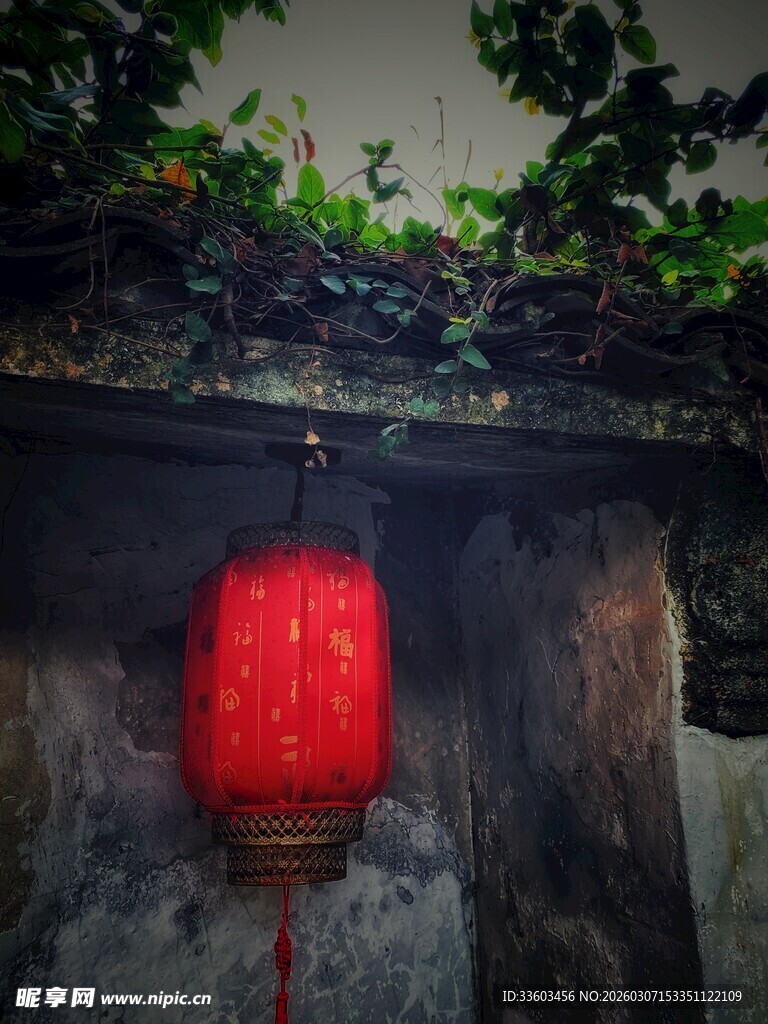 古墙红灯笼