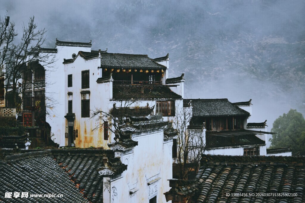烟雨朦胧中的徽派建筑