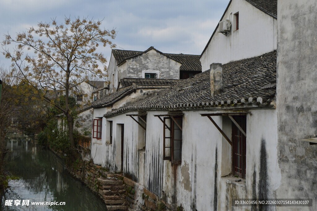 江南水乡古宅临水而立