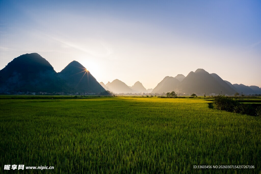 田园绿野间的秀丽山景
