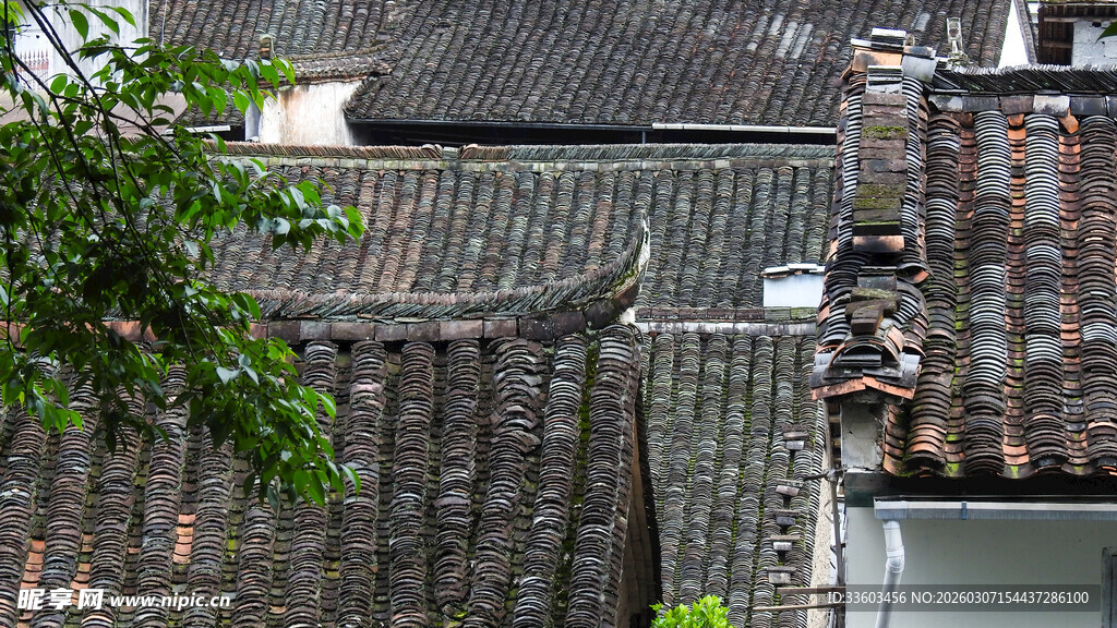 古旧屋顶