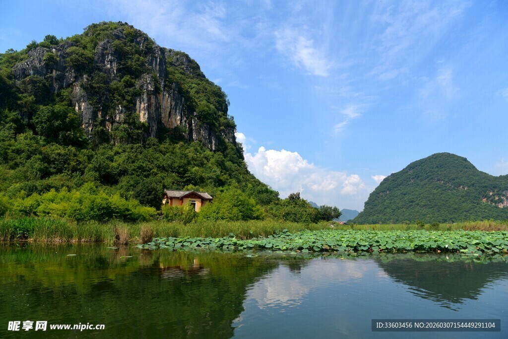 山水相依的静谧湖景