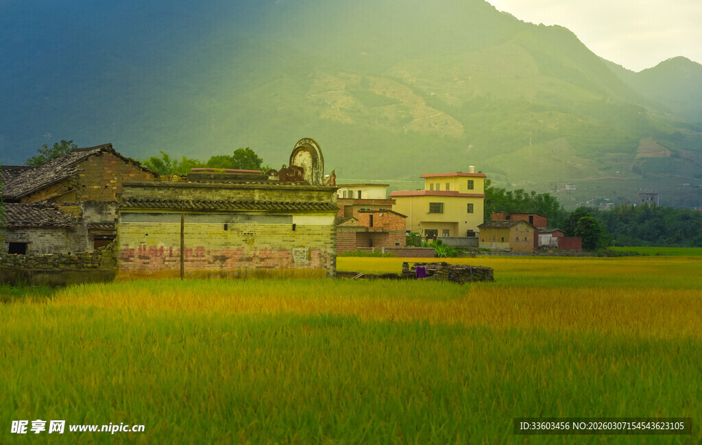 乡村田野间的古朴民居