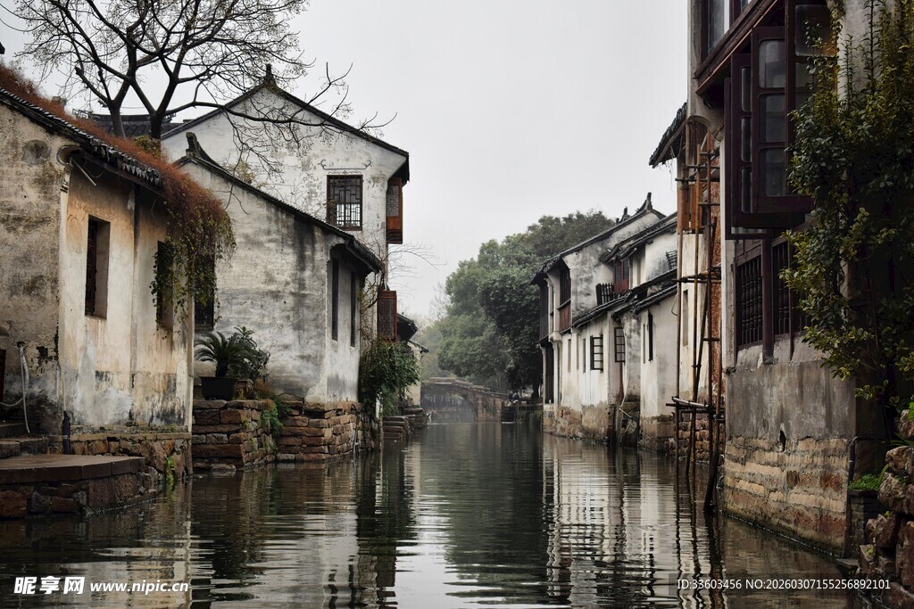 江南水乡静谧河道风景