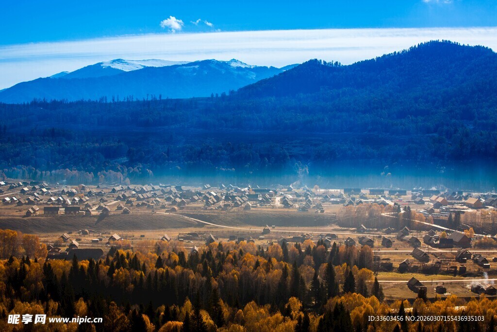 山间城镇秋景俯瞰
