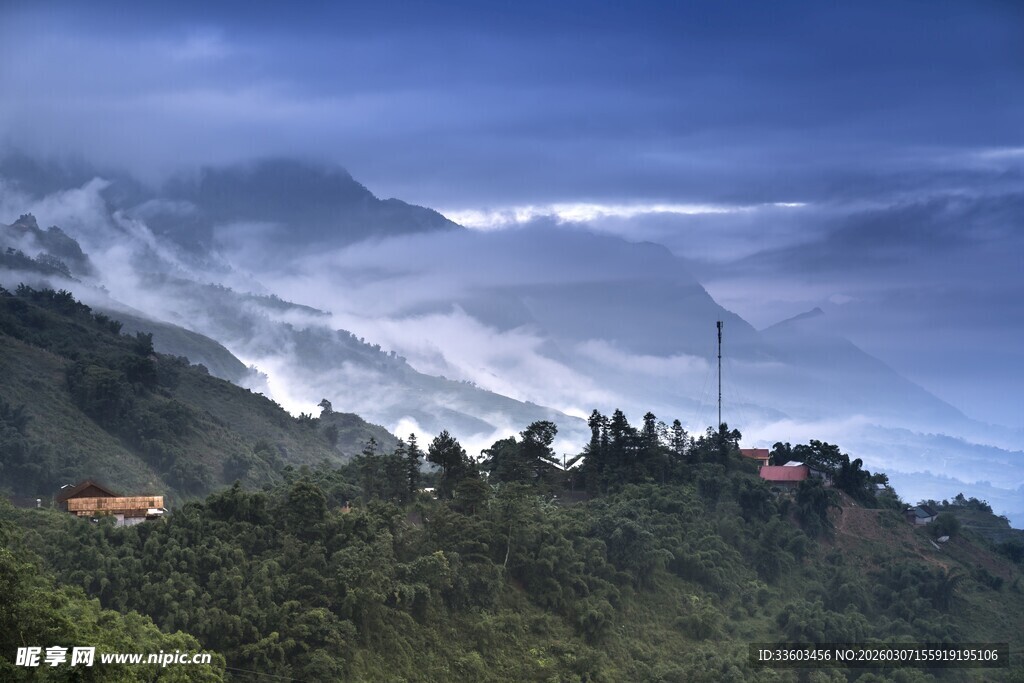 山间云雾缭绕的秀丽景致