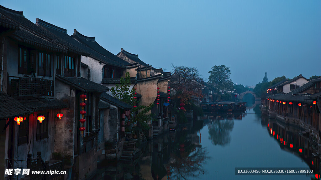 江南水乡夜色中的古村落