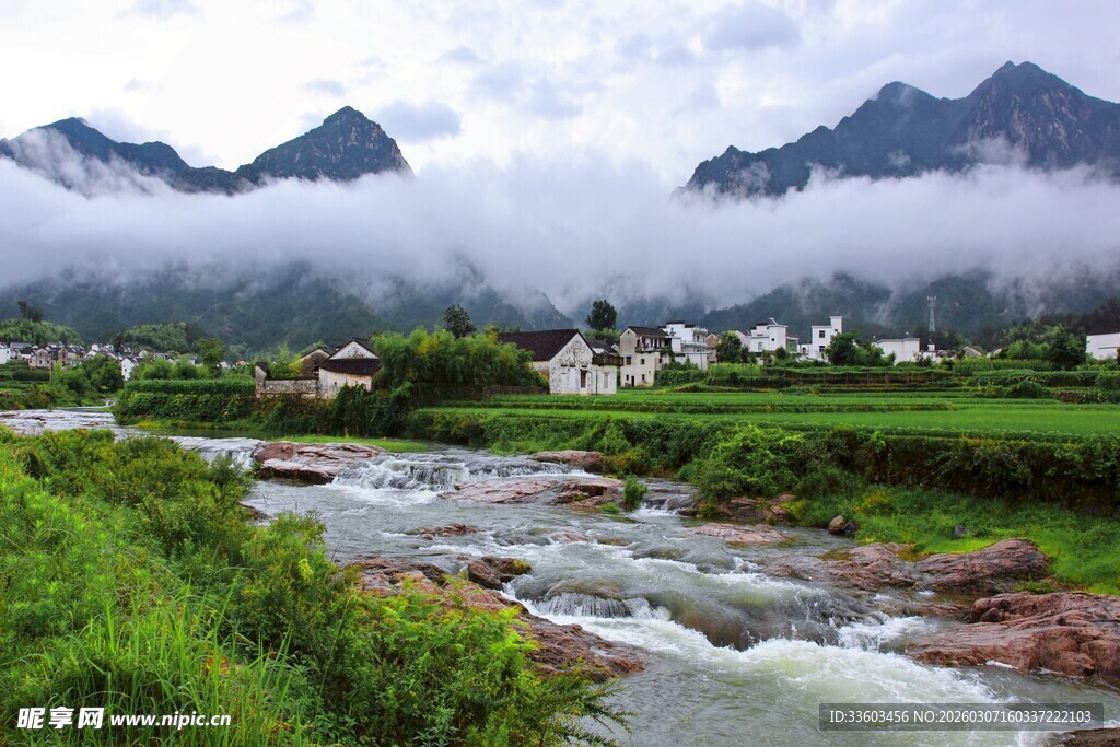 山间云雾缭绕的溪流美景